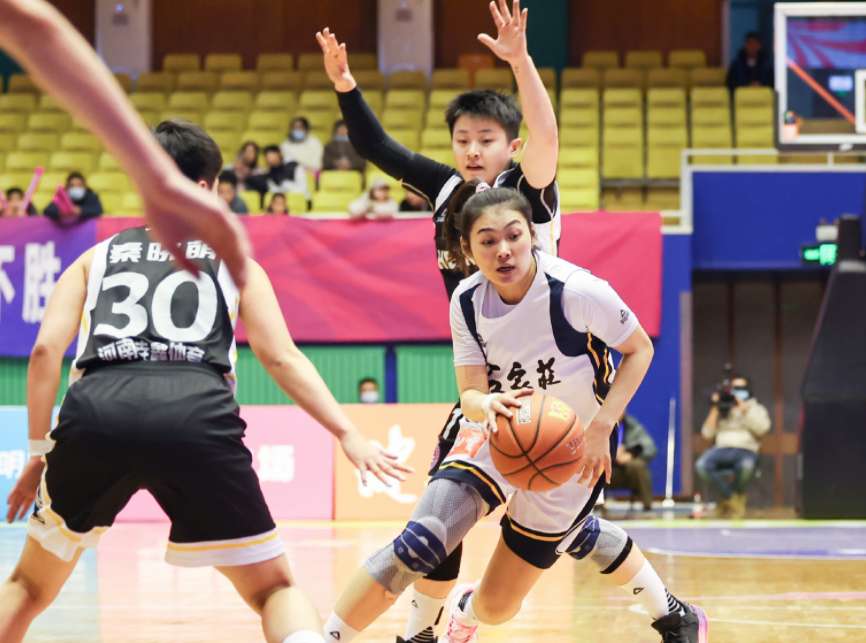 中国女排最后关头救险，库里力保胜局拿下系列赛